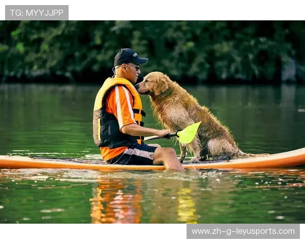 冲浪狗狗与主人同浪，比赛瞬间变萌宠秀