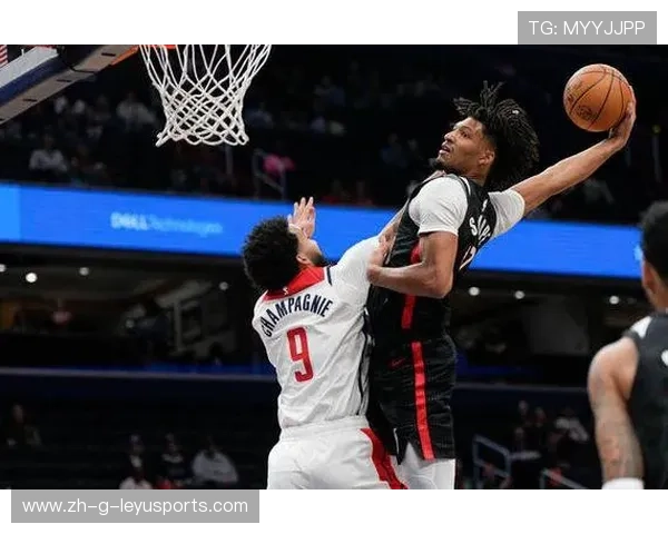 关键抢断 + 反击扣篮引爆全场