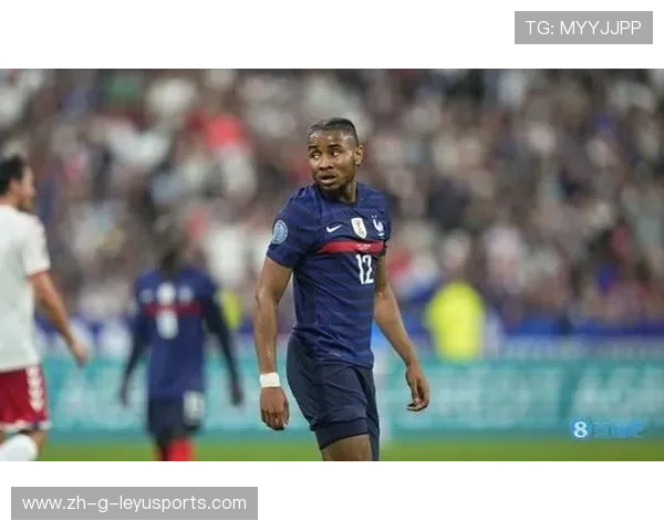 切尔西恩昆库中路接应稳定，几次回敲相当细腻